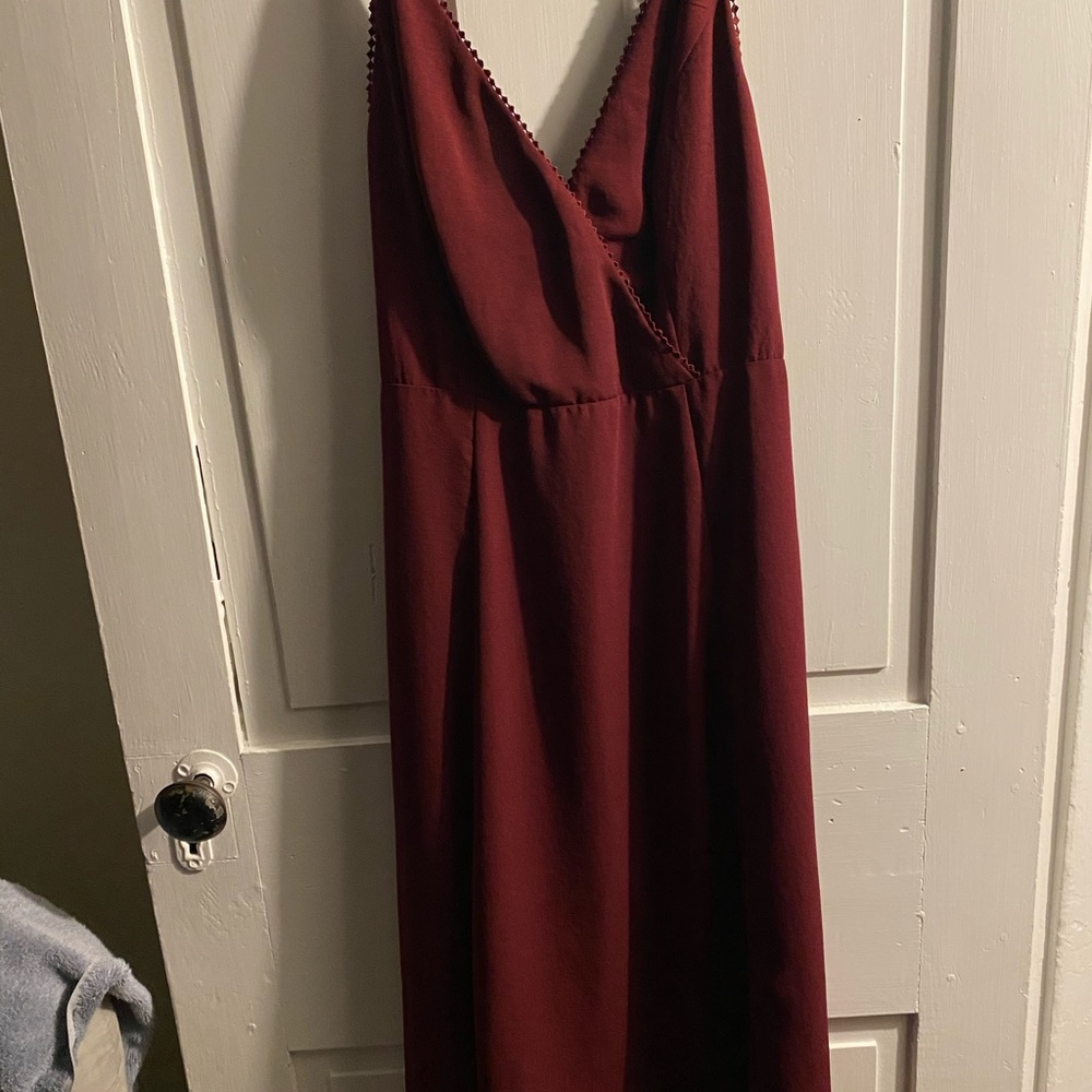 Essue burgundy dress, the perfect for a park or hang out with a friend